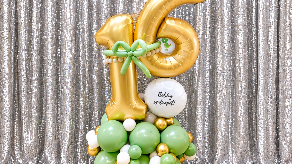 16-os rose gold számos lufikompozíció arany és fehér lufikkal – Party Arc Budapest